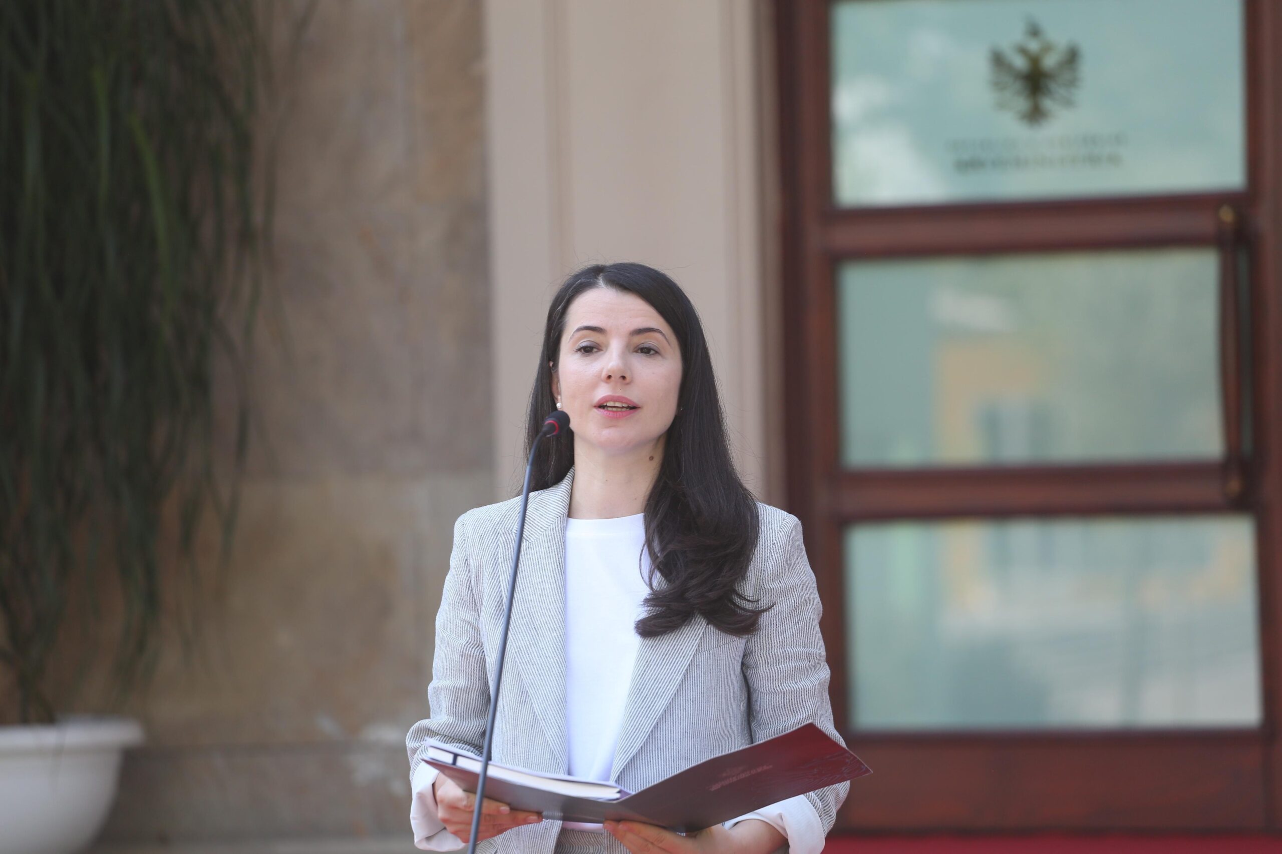 Vendoset orari fleksibël i punës në zyrat e administratës publike