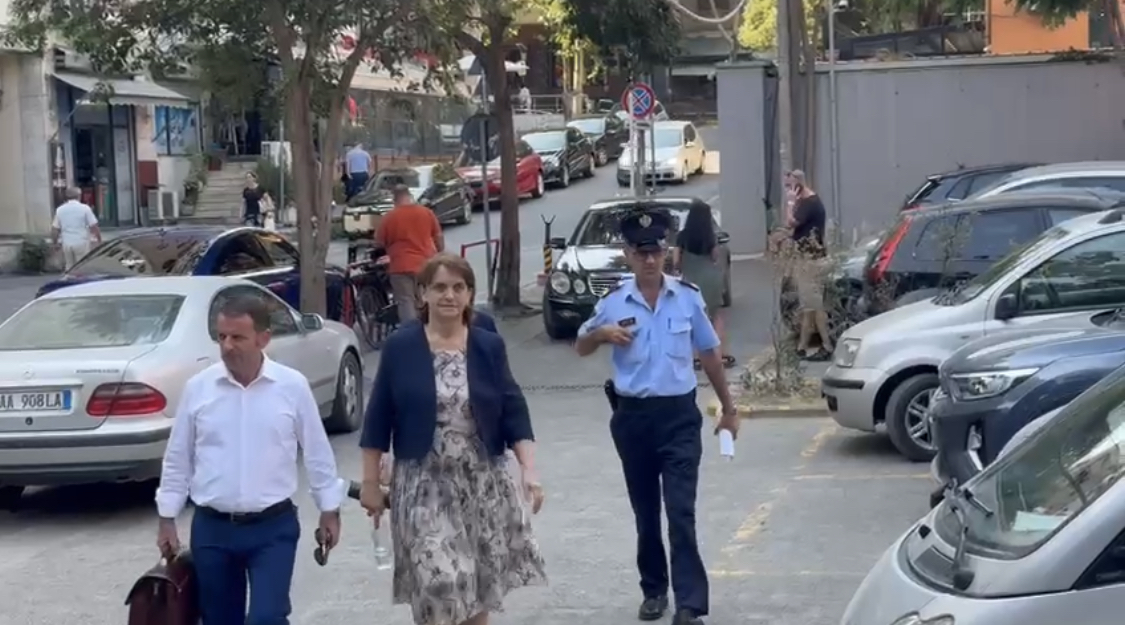 Ish gjyqtarja e Elbasanit paraqitet në GJKKO, akuzë për korrupsion me grupin e Çopjas