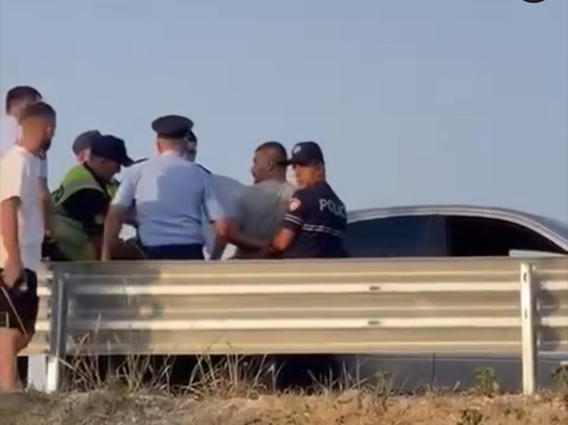 Drejtori i policisë godet me shpulla prorestuesin në autostradën Thumanë-Kashar. Reagon opozita