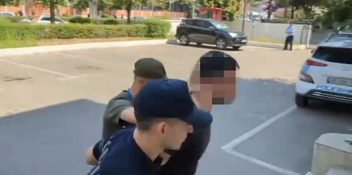 Kapet shitësi i jeshiles në Tiranë. Ishte gjithandej në disa lagje