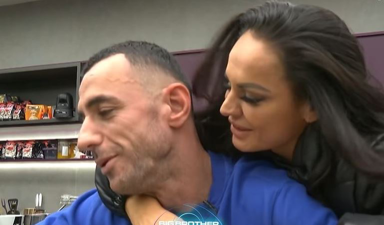 Stresi shkruan në rrjete sociale hostorinë sipas tij me Juliana Nurën: Më fal që të kam ** në makinë