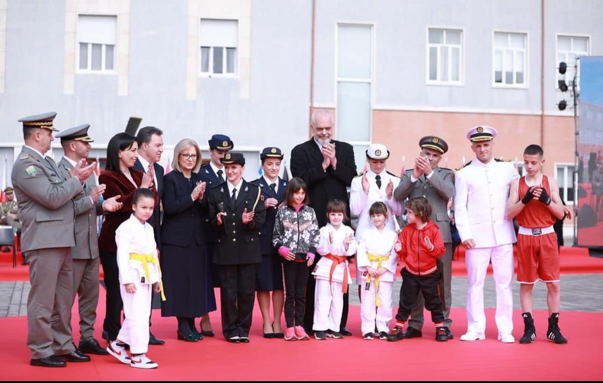 Rama replikon për medaljen “e parë”. Debat me cerek të vertetat. Ku gjendet Rama tek ‘zinxhiri i vlerës’