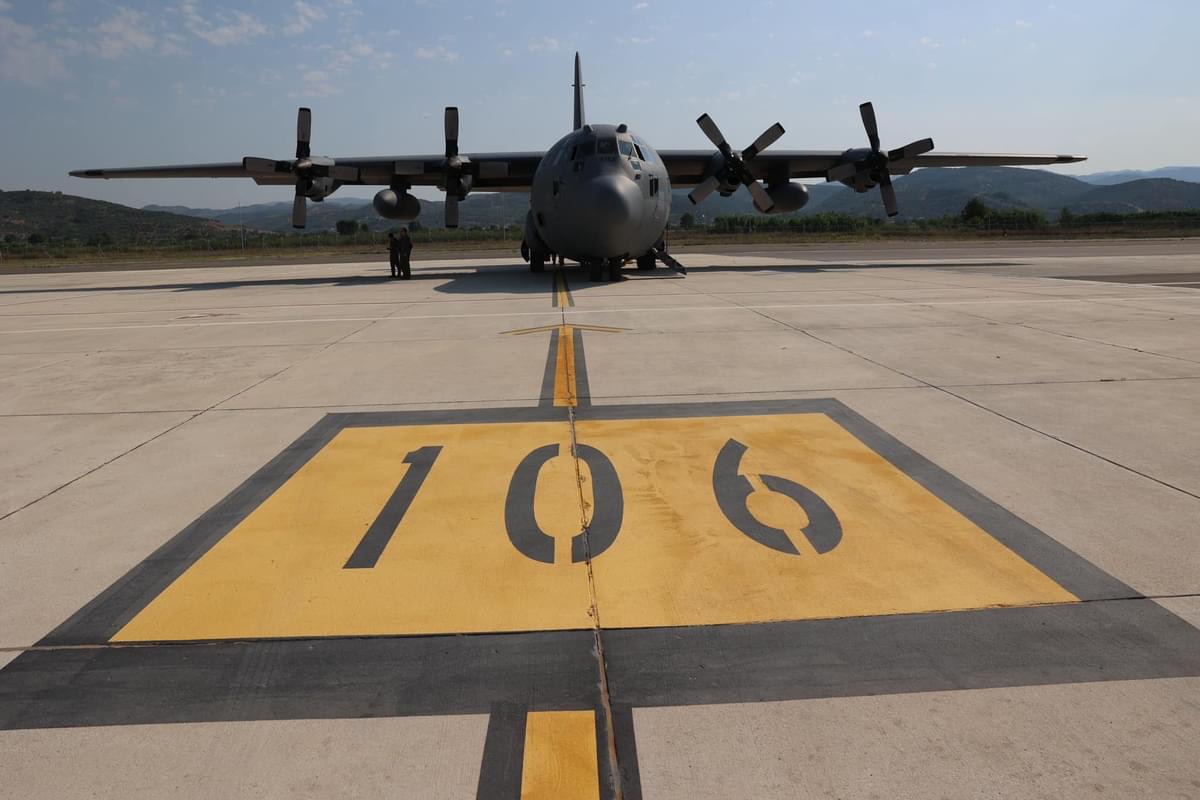 Avionë ushtarakë rumunë më bazën e Kuçovës. Njëri mban 6 ton ujë