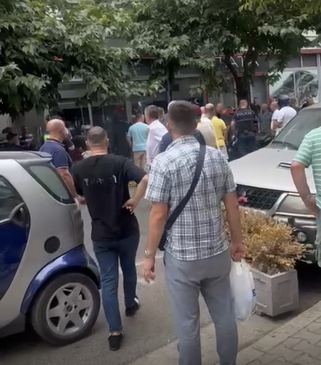 Komuna e Parisit, Kosta u qëllua me 5 plumba nga një polic