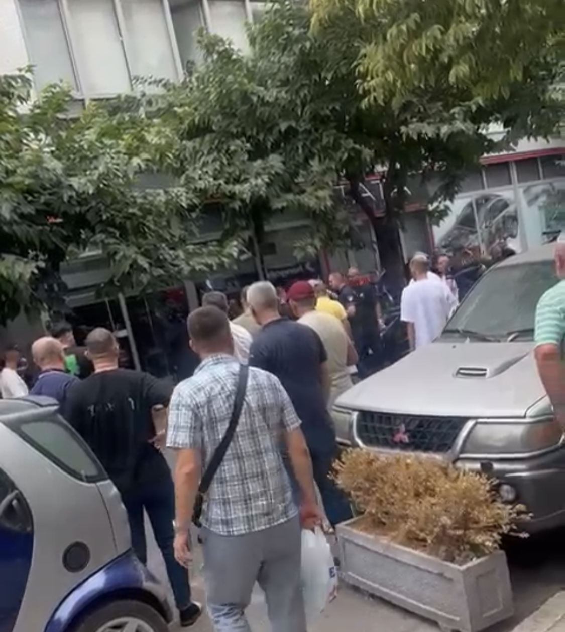 DETAJET/ 10 mijë dollarë shpërblim kush gjen policin, qëlloi inxhinierin e ERE te Komuna e Parisit