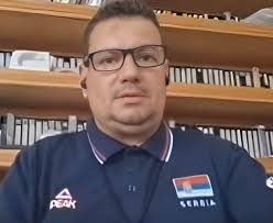 Ervin Baku, kallëzim për kërcënimet pasi veshi bluzën serbe. Pendohet,  por turma dixhitale nuk ndalet