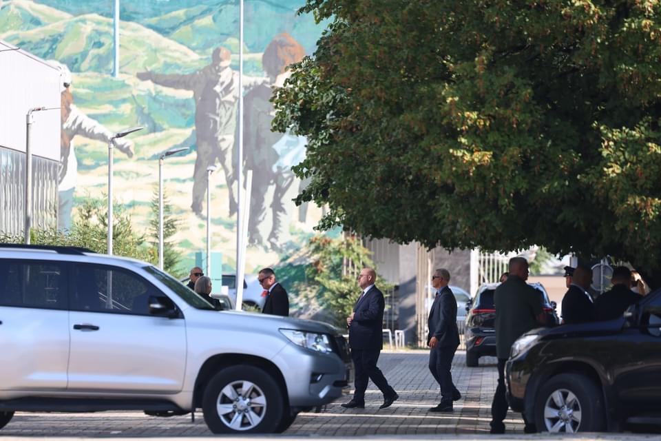 Drejtori i CIA takim një orë me Kurtin në Prishtinë