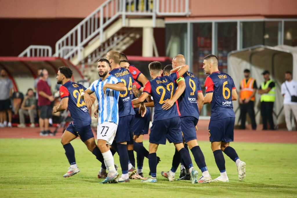 Tension në Shkodër, tifozët në stadium përleshje me policinë