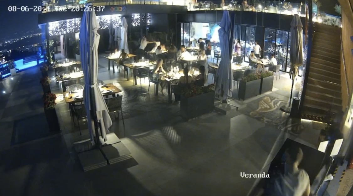 VIDEO/ Dy motrat zbritën nga shkallët dhe qetë qetë u drejtuan tek tavolina e Kleas. Pamjet e sherrit në Kodrën e Diellit