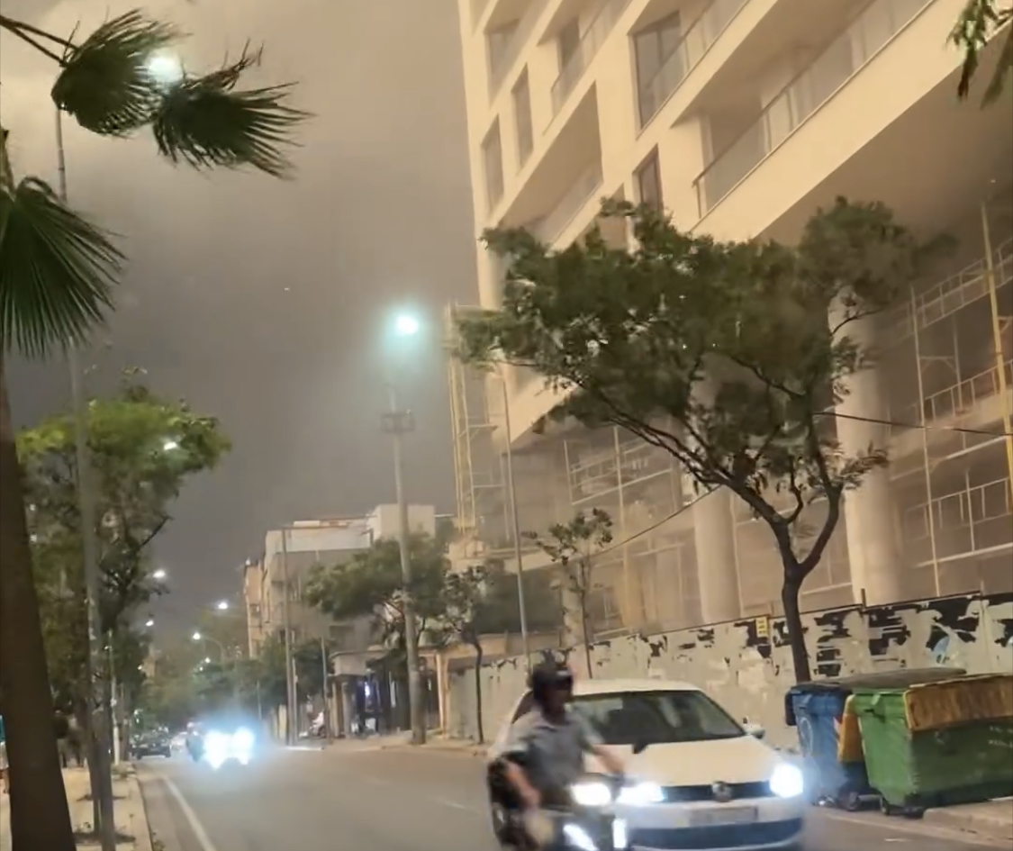 Tirana, 1 orë në alarm nga breshëri i paparë. Perëndia pastron kryeqytetin nga zhuli i Veliajt