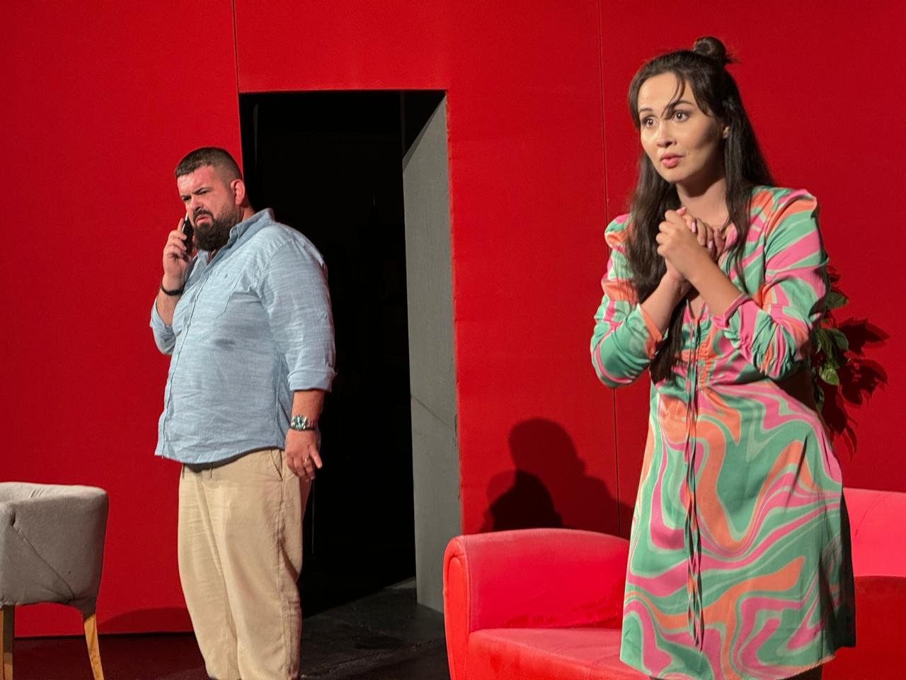 Komedia “Gruaja e burrit tim” vjen në Tiranë