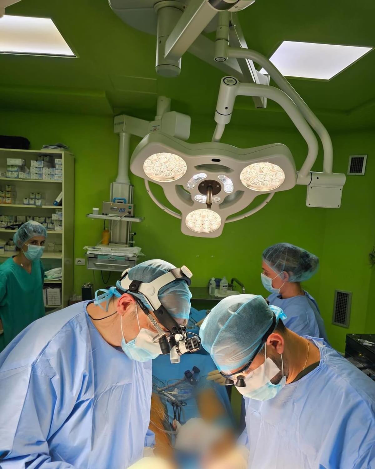 Realizohet operacion i vështirë në spitalin ‘Shefqet Ndroqi’. Ky është ekipi i mjekëve