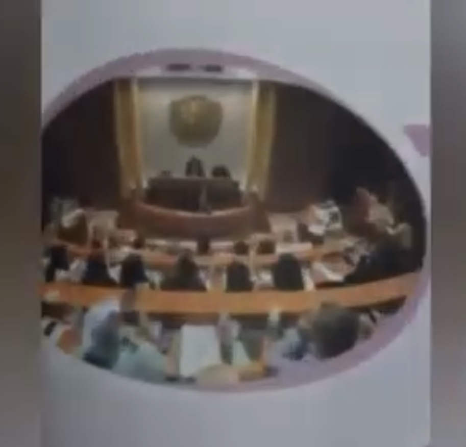 Erion Veliaj thyen rekordin e propogandës, fut fotot e veta në tesktet shkollore. Skandal i Ministrisë