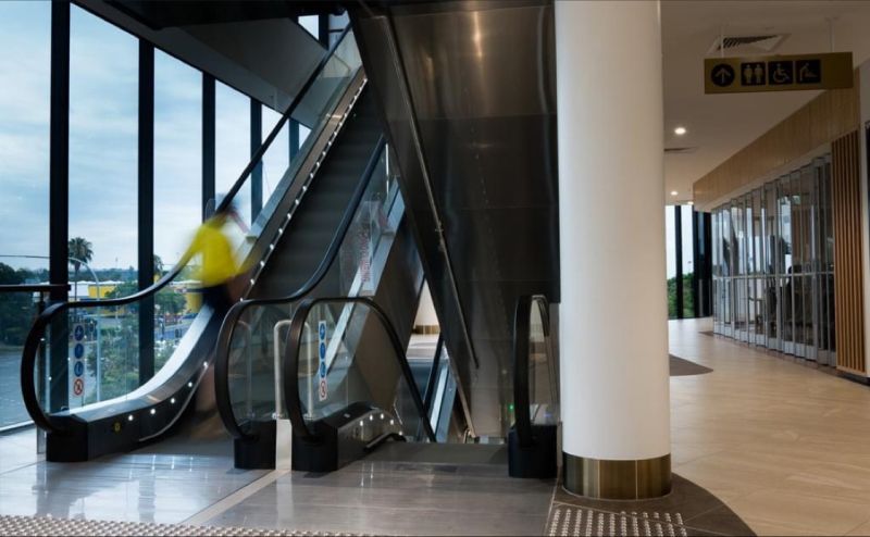 TIRANË/ Një vajzë 4 vjeçe bie në hapësirën mes shkallëve lëvizëse në qendrën e madhe tregtare