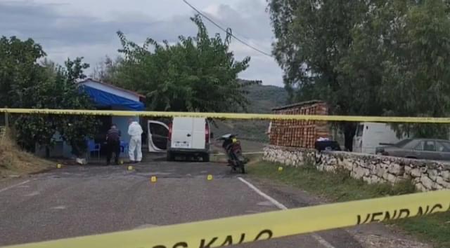 Vrasja e dyfishtë në Fier, arrestohen edhe dy djemtë e autorit. Arma ishte e gjyshit