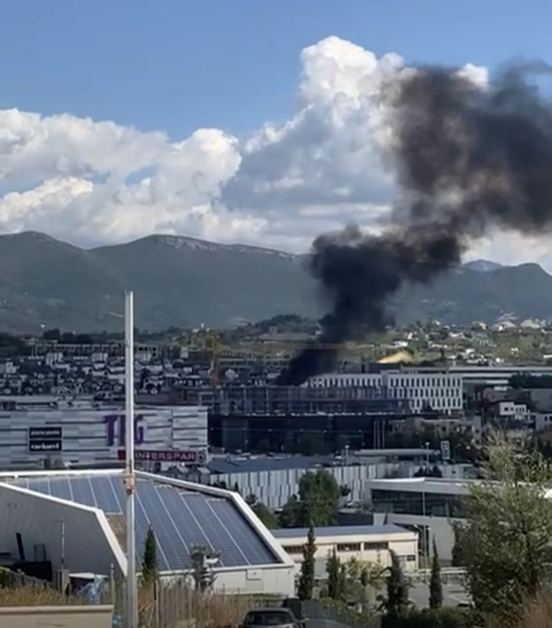 VIDEO/ Zjarr në marketin e madh të pajisjeve shtëpiake në Tiranë