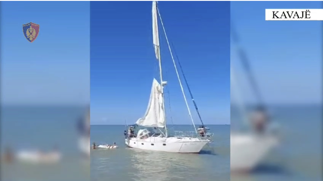 Veliera e vetmuar gjendet në brigjet e Karpen në Kavajë. Dyshimet për të zotin