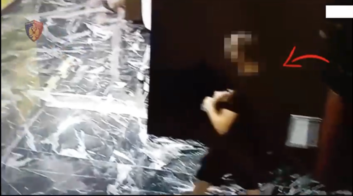 E kapën duke vjedhur në kazino e më pas zbuluan se kishte plagosur edhe një grua