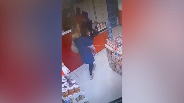VIDEO/ Gruaja tentoi të rrëmbejë fëmijën në supermarket në Tiranë