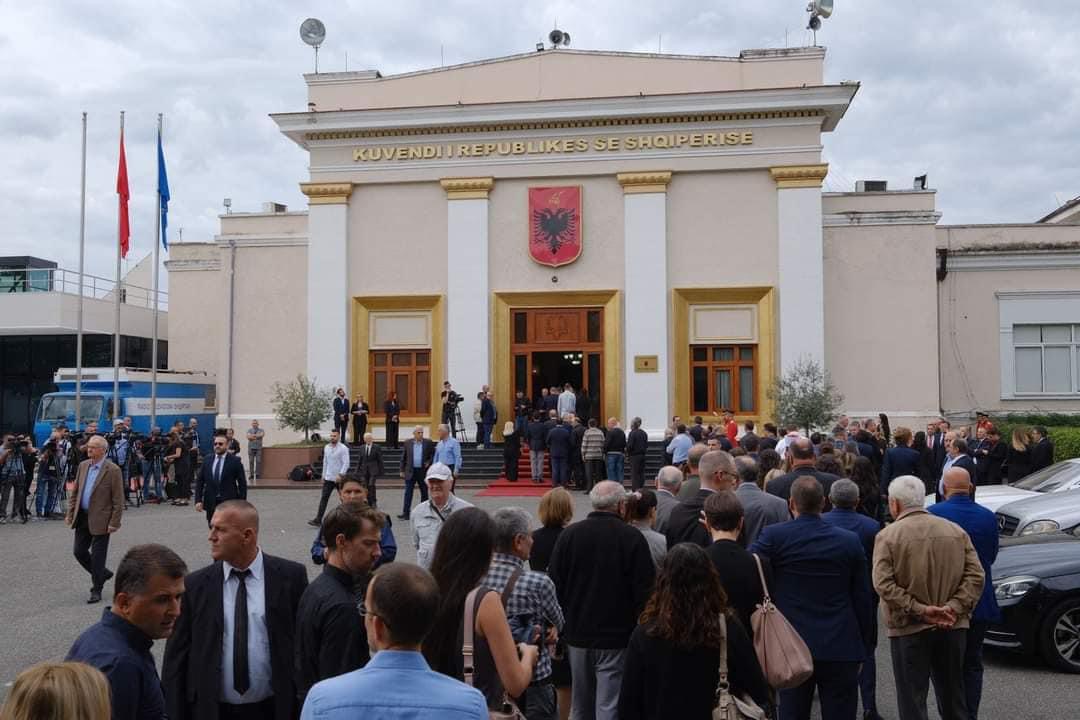 Përcillet me dhimbje Gert Bogdani, homazhe nga mijëra njerëz që e njohën