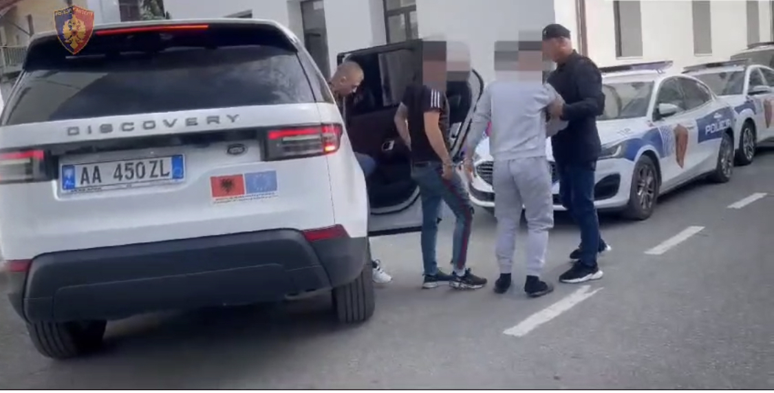 ELBASAN/ Me armë në dorë, kryq e tërthor qytetit. Arrestohen 2 persona me nam edhe në Evropë