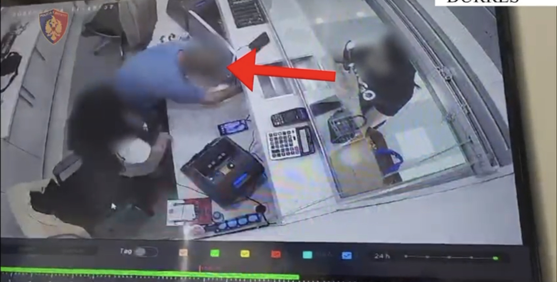 DURRËS/ Sulmoi dy banka në pak minuta. Tek e para ia foli me sukses, por tek e dyta fati u përmbys