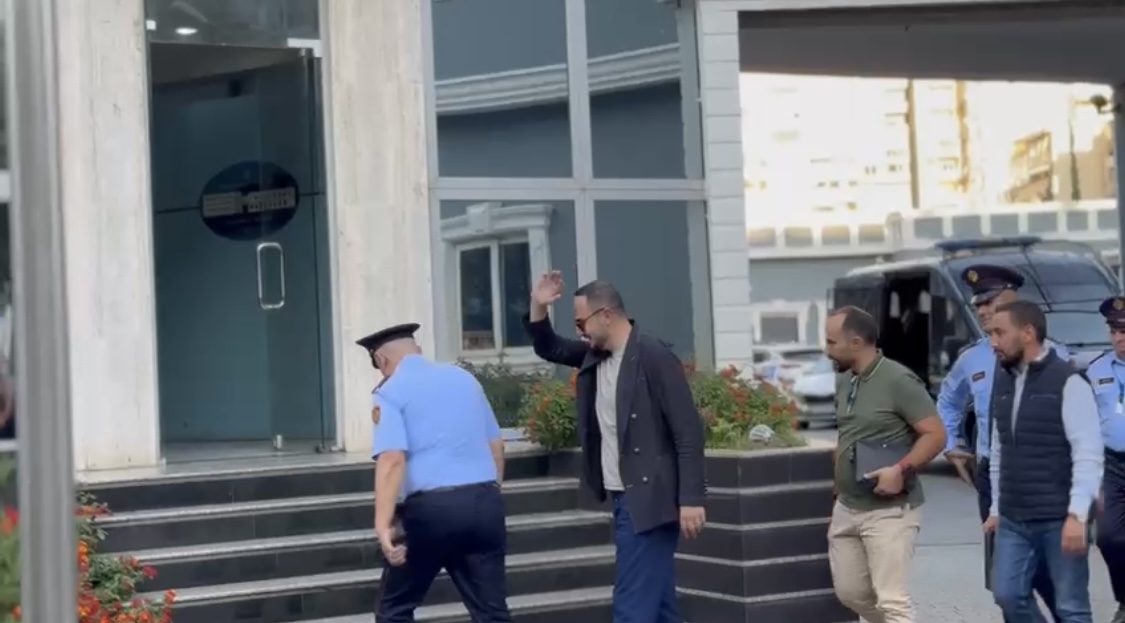 VIDEO/ Momenti i paraqitjes në polici të Ervin Salianjit për të nisur dënimin me 1 vit burg
