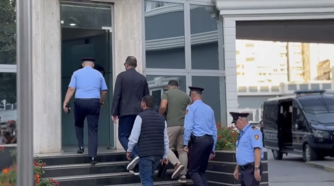 VIDEO/ Momenti i paraqitjes në polici të Ervin Salianjit për të nisur dënimin me 1 vit burg