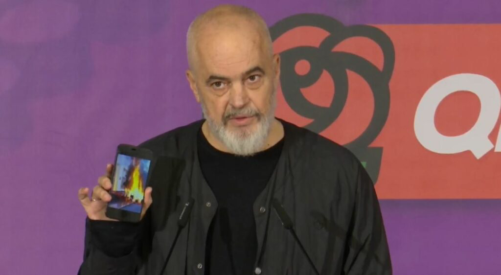 Rama komenton flakën në Parlament, devijon nga vetja zjarrin ndaj qeverisjes