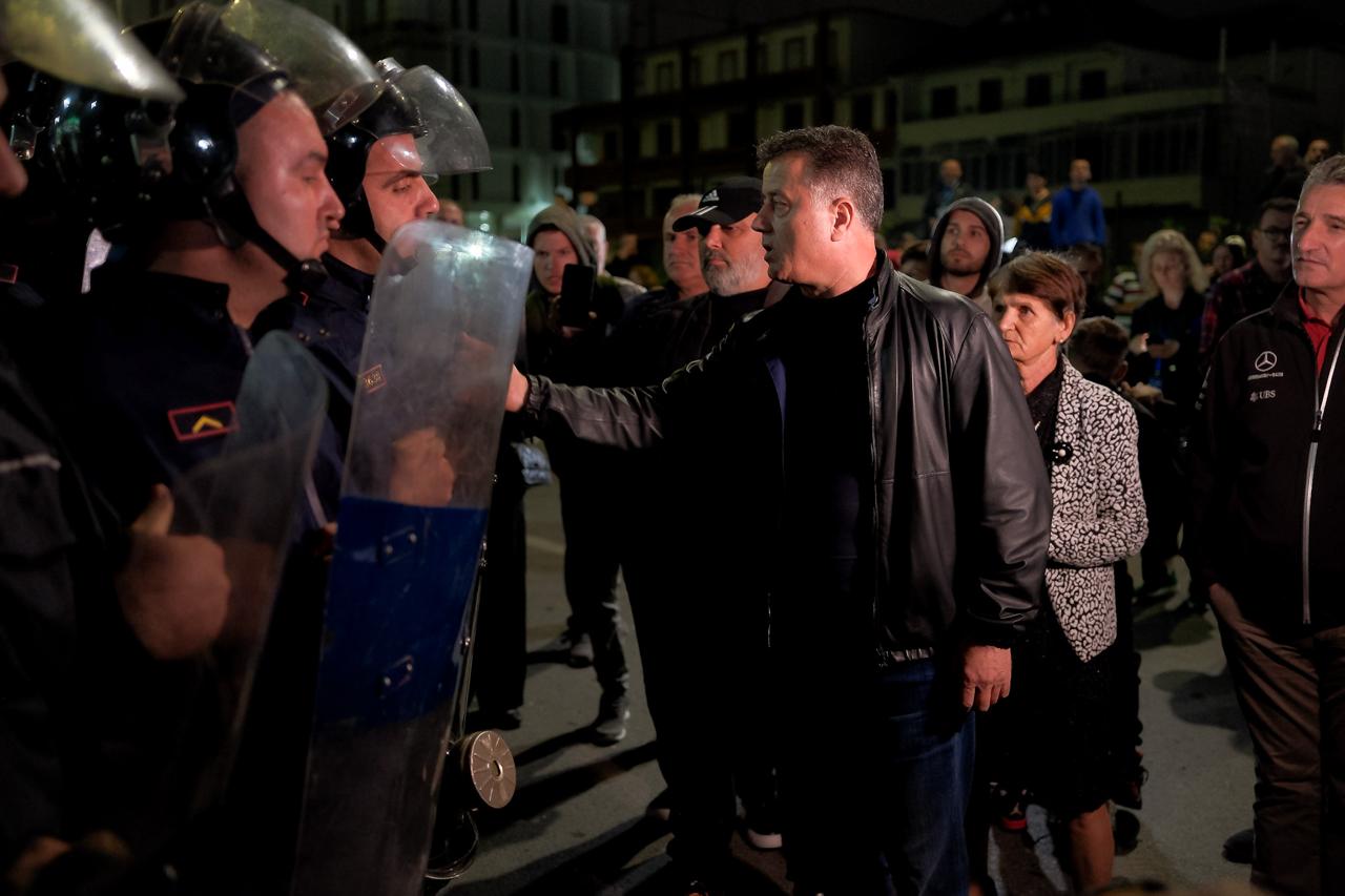 Policia nis provokimin e protestës, tension mes qytetarëve dhe forcave speciale