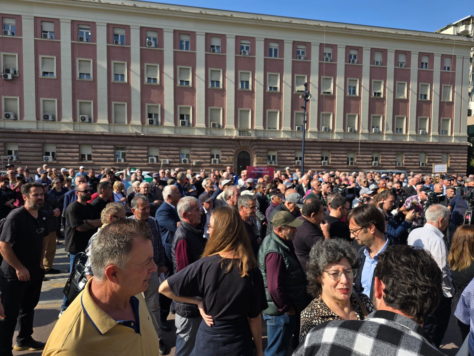 Zemërim i madh nga pensionistët, protestë këmbëngulëse para kryeministrisë