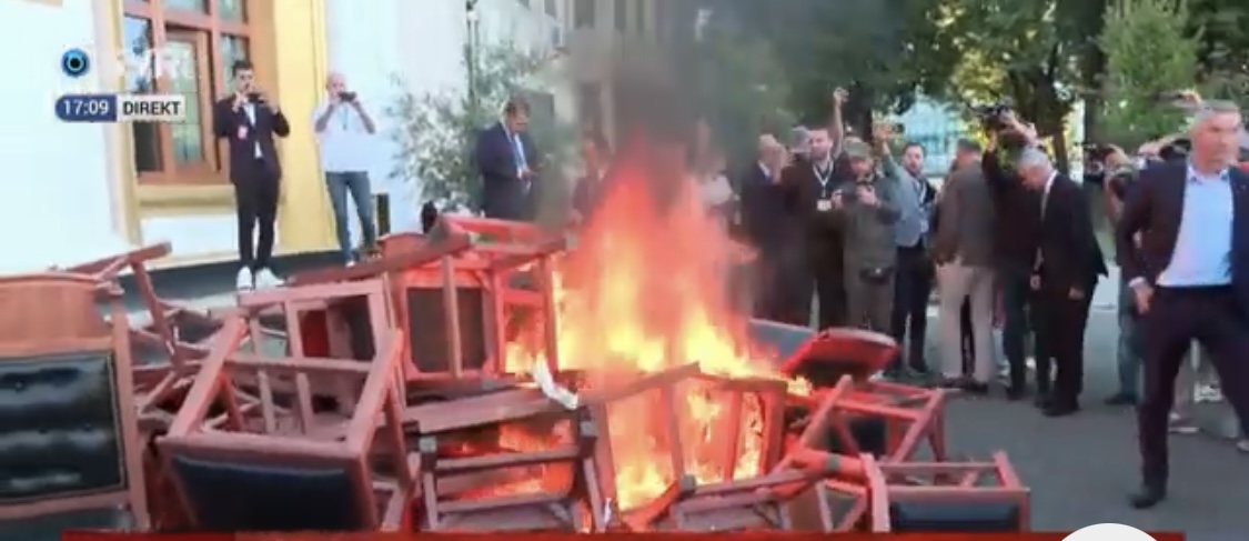 Mazhoranca kërkon përjashtimin nga seancat e 24 deputetëve të opozitës, dy reagimet e Salianjit nga qelia