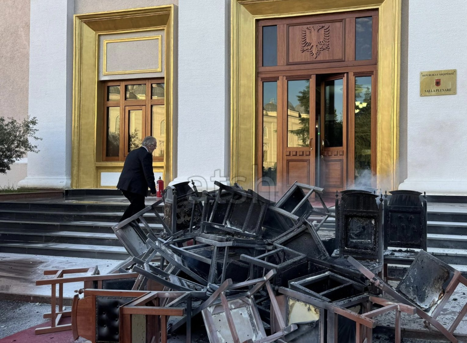 Mazhoranca kërkon përjashtimin nga seancat e 24 deputetëve të opozitës, dy reagimet e Salianjit nga qelia