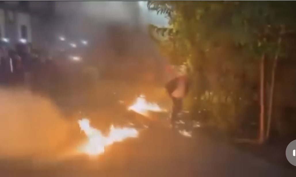 VIDEO/ Momenti dramatik kur polici kthen molotovin mbi protestuesit