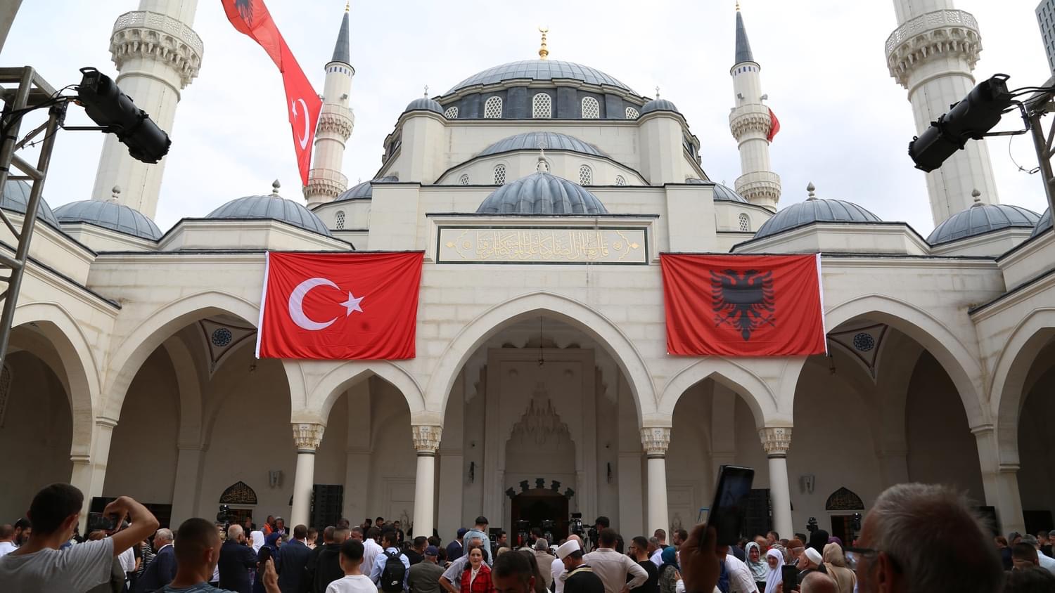 Ngjarje e madhe për myslimanët shqiptarë. Xhamia e Namazgjasë hap dyert me Erdogan dhe Ramën. Mungon kreu i KSHM