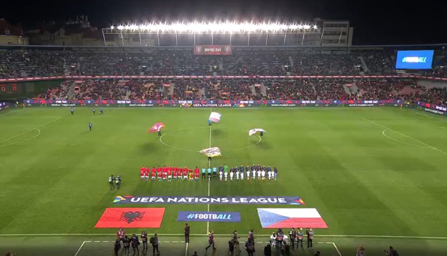 Çekët fyejnë simbolet shqiptare. Skuadra të linte lojën. Reagon Federata