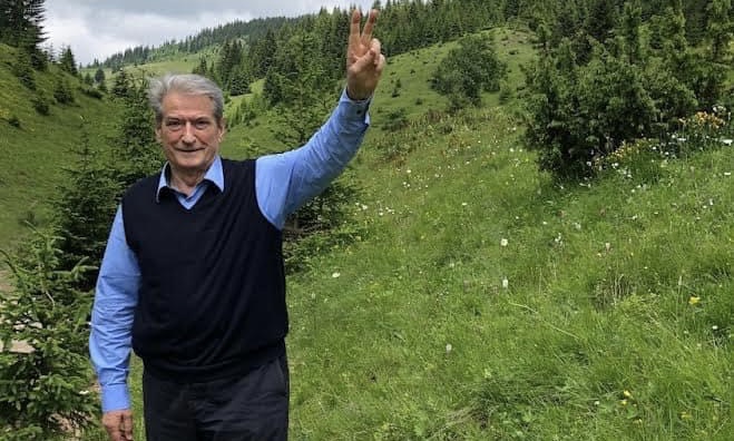 Berisha bën një postim, tregon se si e perjeton datëlindjen e 80-të