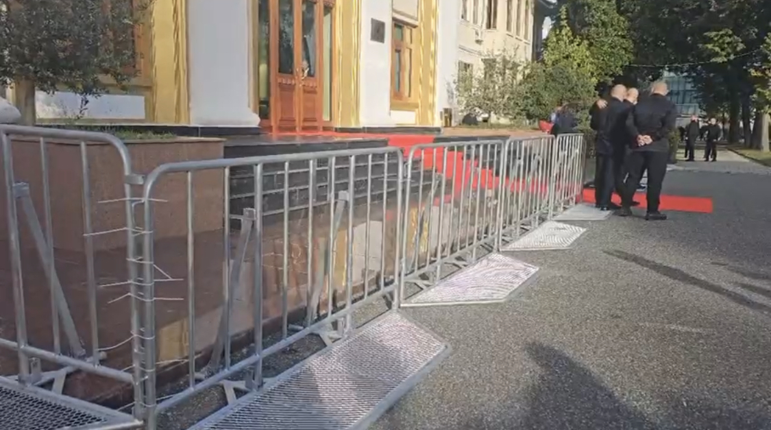 Tension në Kuvend, Garda e rrethon me gardh metalik për të përballuar deputetët e opozitës