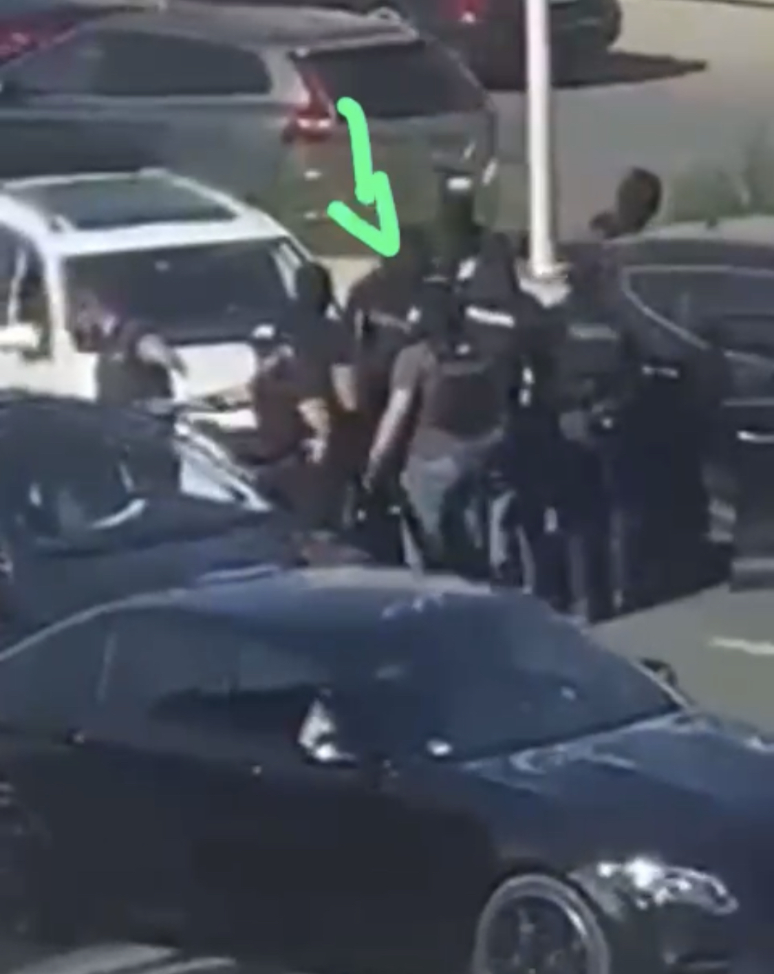 VIDEO/ Dalin pamjet, momenti kur Ilir Meta qëllohet me shpullë nga efektivi i policisë