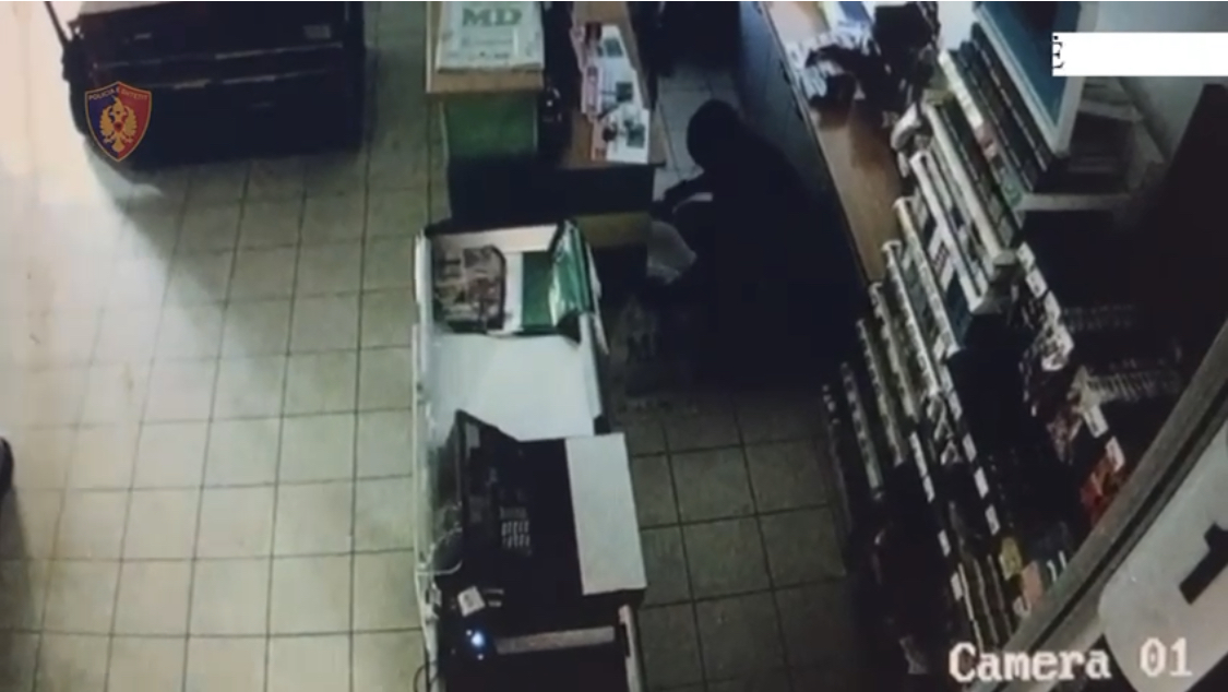 VIDEO/ Dy hajdutët thyejnë kasafortën e supermarketit në Tiranë, detajet e policisë