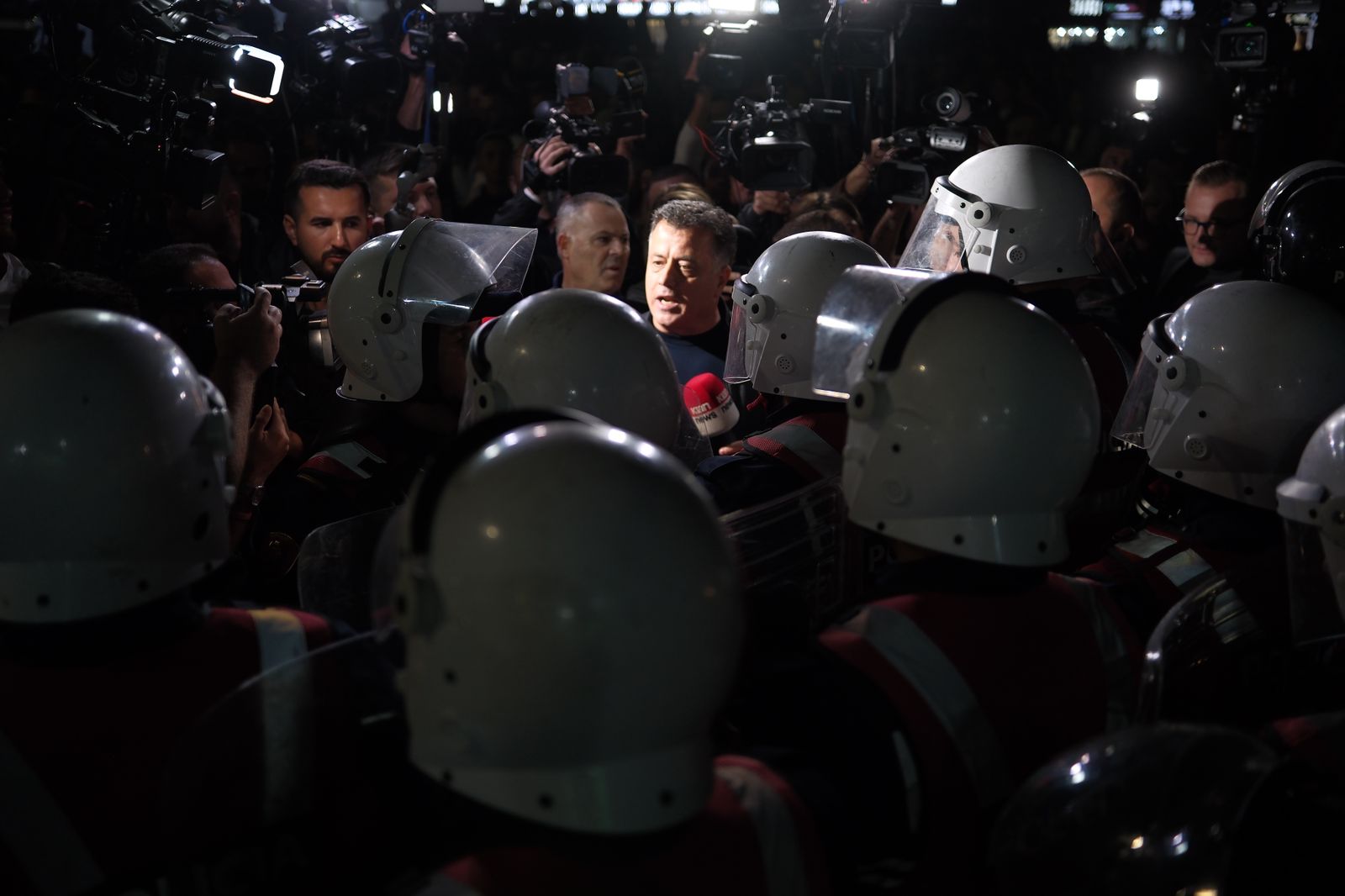 Policia nis provokimin e protestës, tension mes qytetarëve dhe forcave speciale