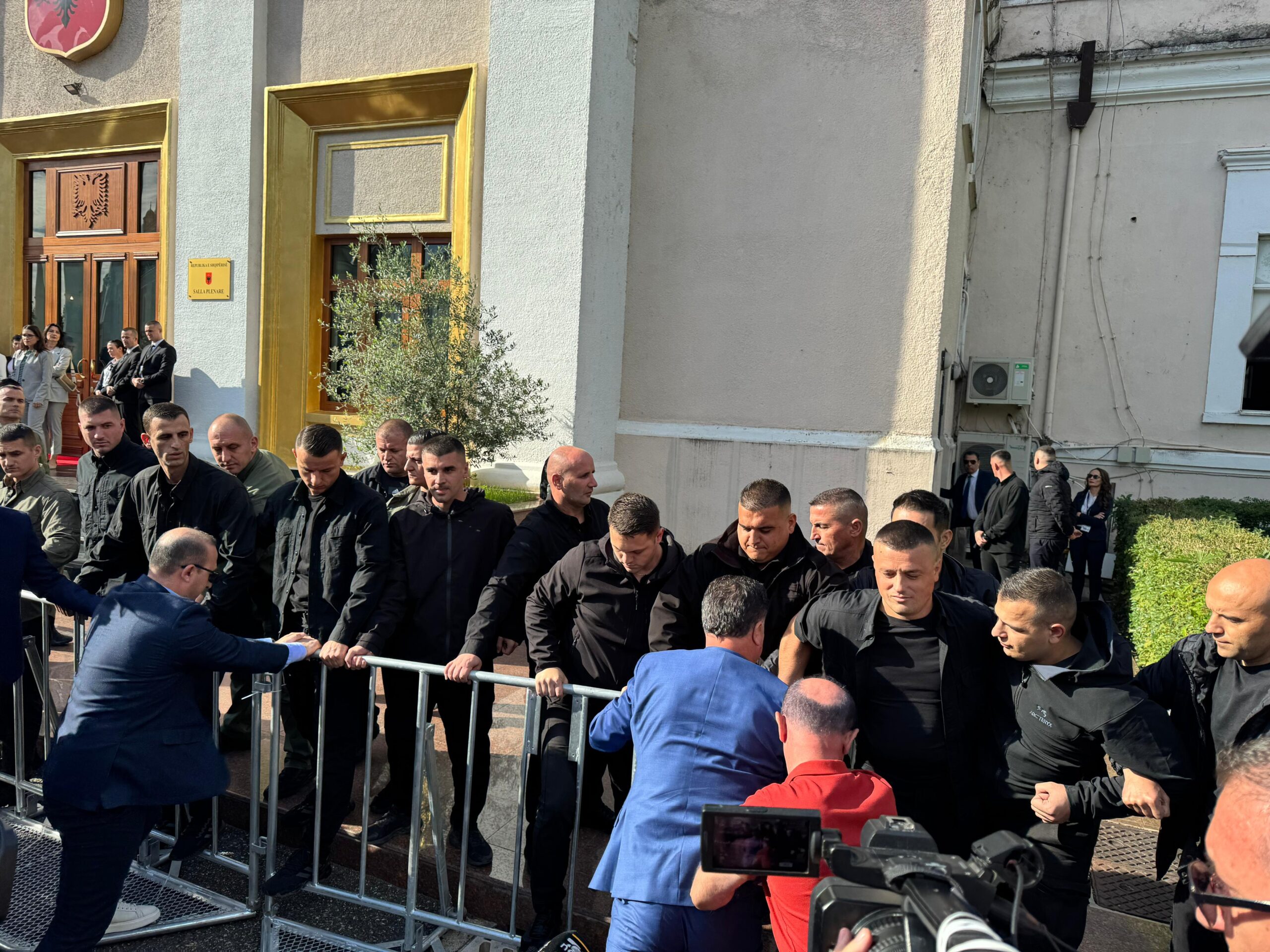 Ndeshje me gardën, Noka: Kuvendi, burg i sigurisë së lartë