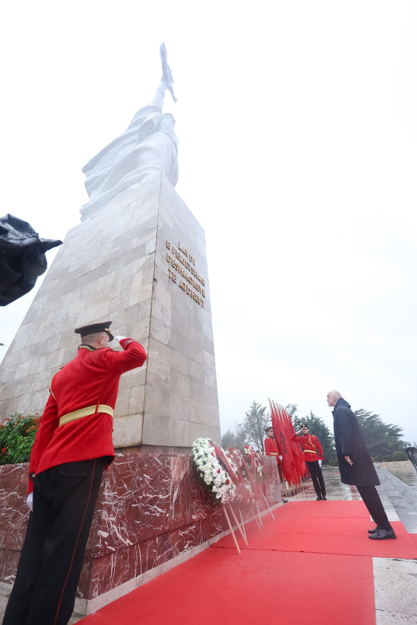 Homazhe në Varrezat e Dëshmorëve të  Kombit nga drejtues të shtetit