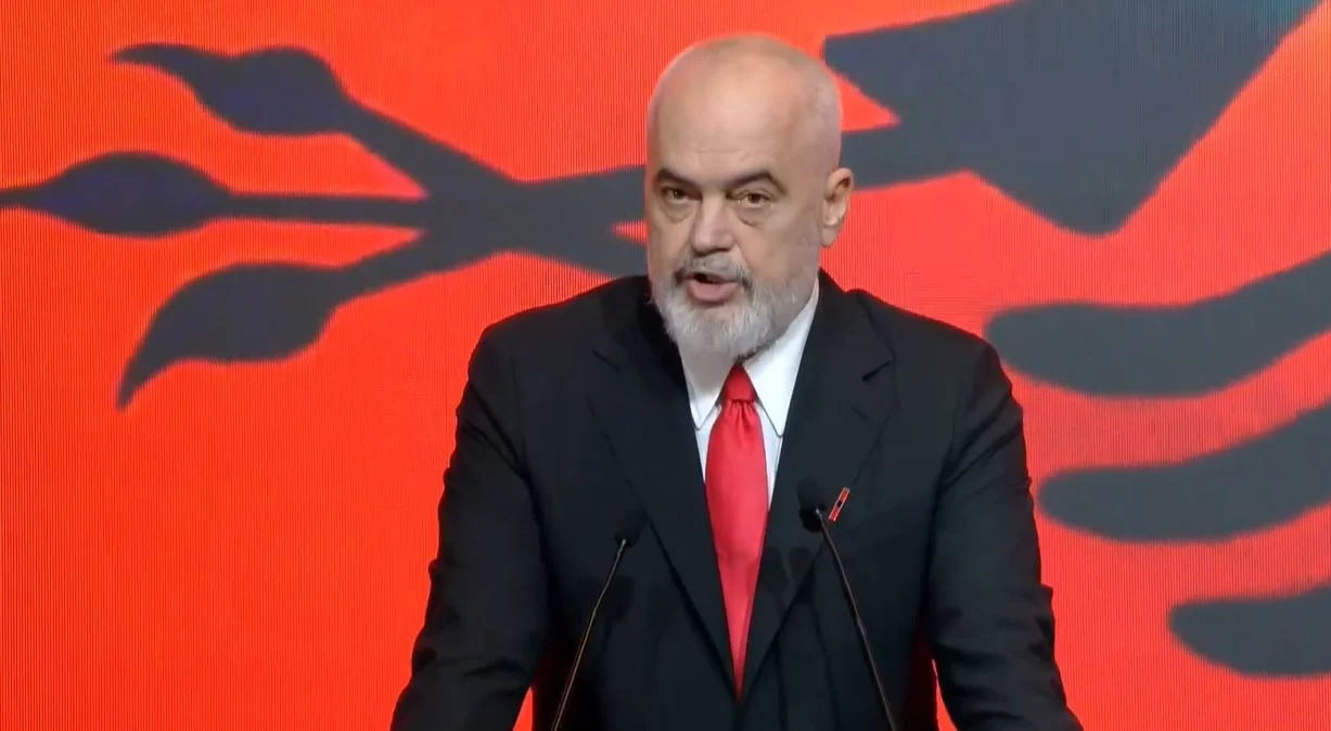 Rama në Selanik, dënon vonesën e gazetarëve në kufi nga grekët. Vet në Tiranë ka ndalë gjysmën e mediave