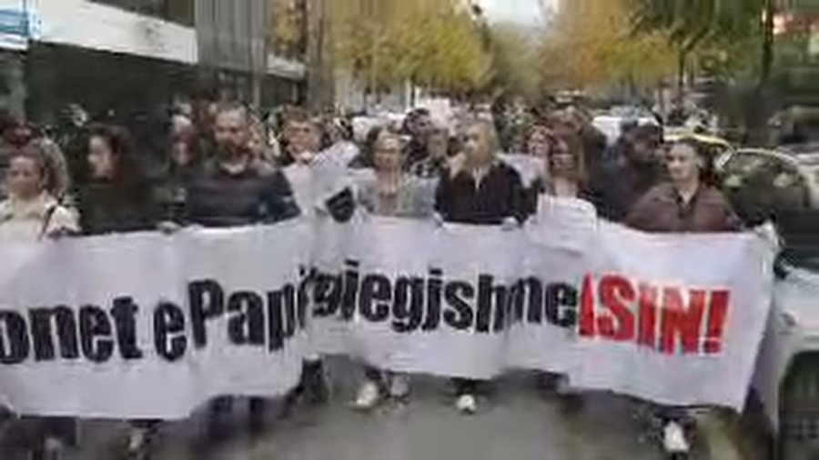 Protesta e qytetarëve të Tiranës për 14 vjeçatin Martin Cani: Institucionet e papërgjegjshme vrasin