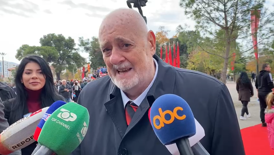 Nipi i Ismail Qemalit në Vlorë, emocione njësoj si gjyshi atë ditë