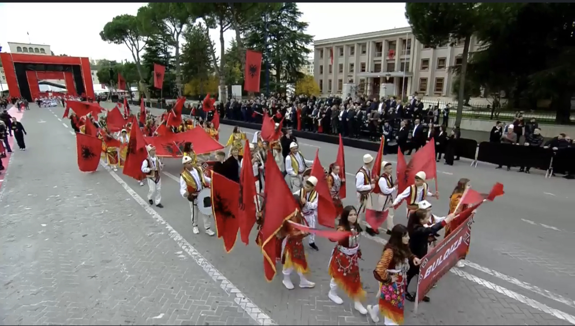 Paradë e madhe në Tiranë, parakalojnë shqiptarët nga të gjitha trevat ku ata jetojnë