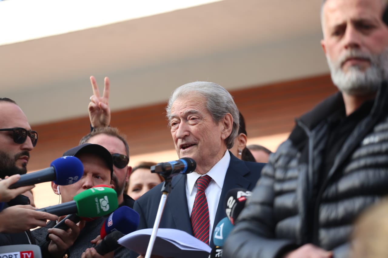 “Zoti ka thënë, pastroni shtëpinë që të kthehem unë”, Berisha ultimatum Ramës: Krijo qeveri teknike!