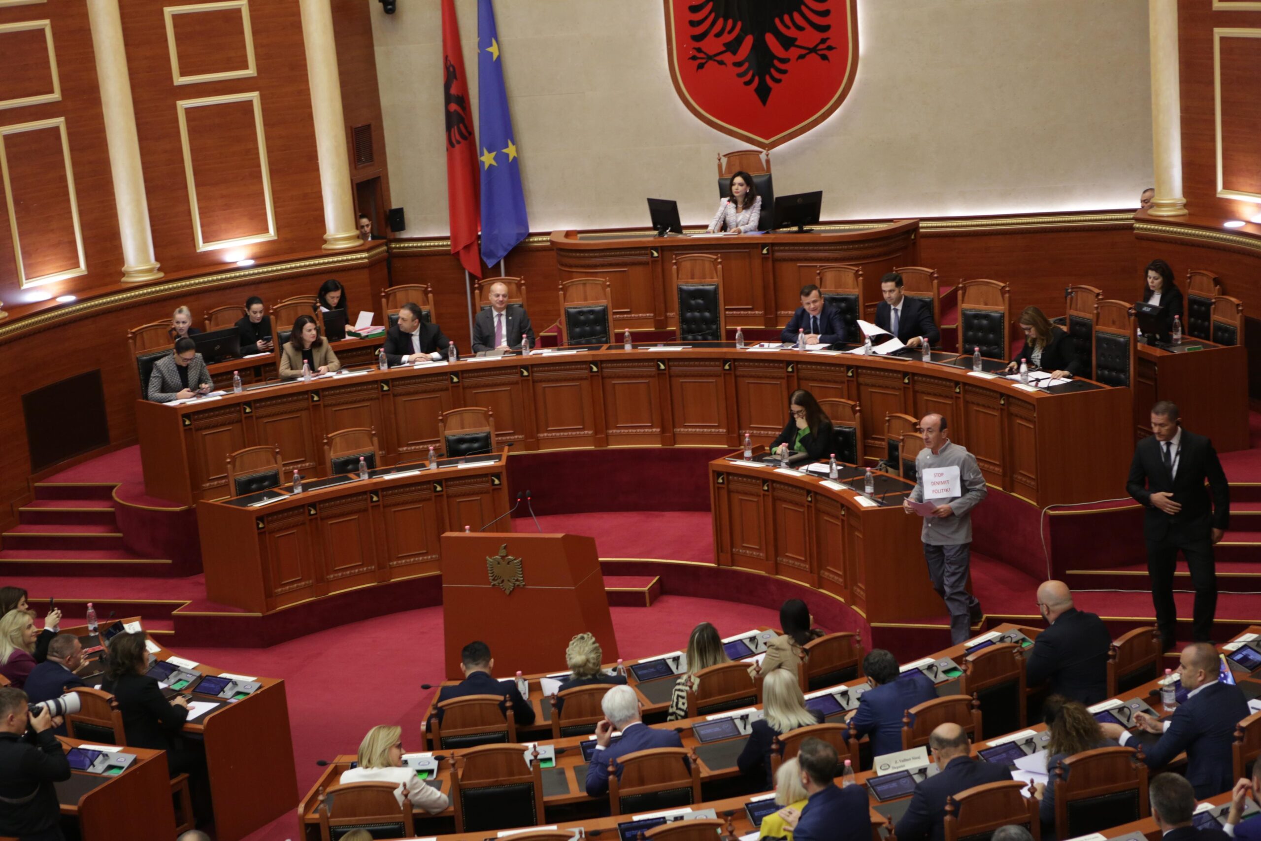 “Dorëhiqu”, Gazment Bardhi shpërthen ndaj Spiropalit: Je përfaqësuese e krimit të organizuar