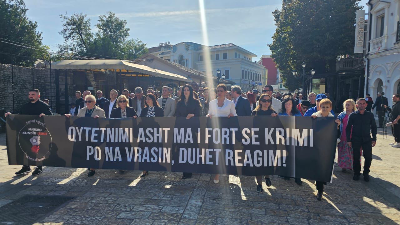 FOTOGALERI/ Protesta në Shkodër, qytetarët marshojnë kundër krimit